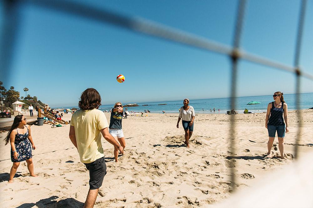 学生们在拉古纳海滩享受沙滩排球比赛.